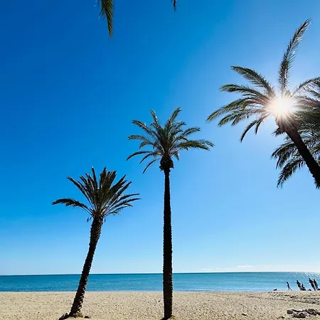 Con Piscina Privada En Primera Línea De Playa Villa Torremolinos