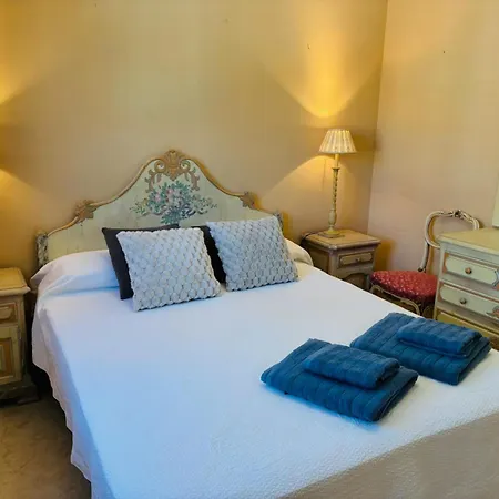 Con Piscina Privada En Primera Linea De Playa فيلة *