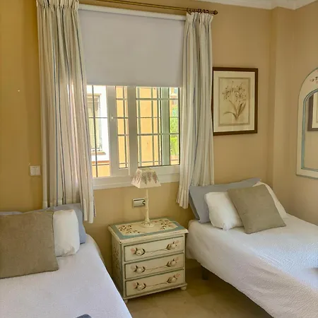 Con Piscina Privada En Primera Línea De Playa Villa Torremolinos