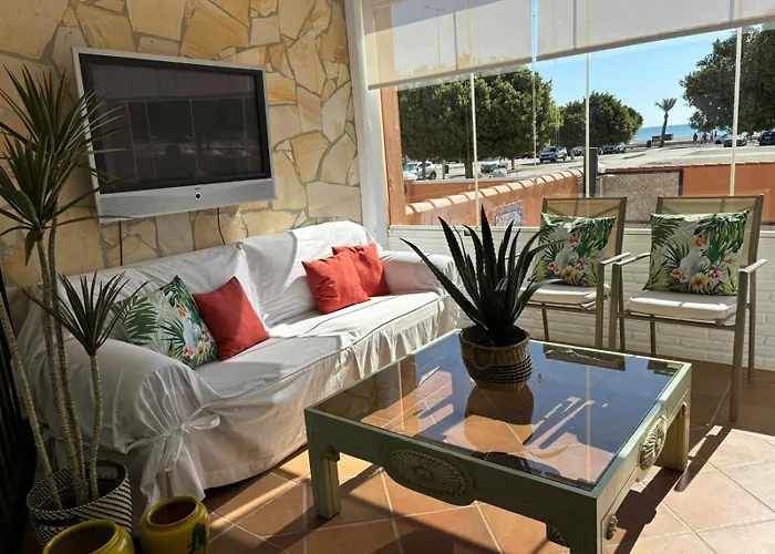 Con Piscina Privada En Primera Linea De Playa Torremolinos