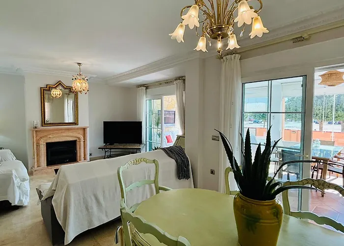 Con Piscina Privada En Primera Línea De Playa Villa Torremolinos