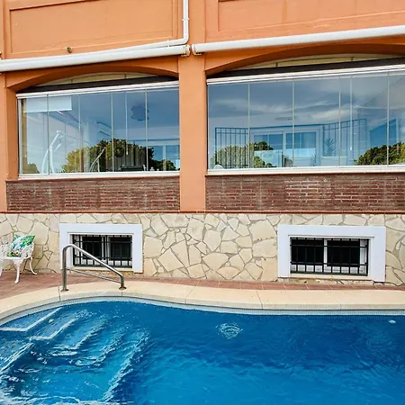 Villa Con Piscina Privada En Primera Linea De Playa Torremolinos