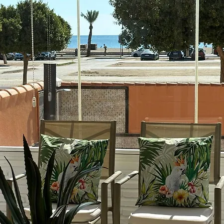 Con Piscina Privada En Primera Linea De Playa *